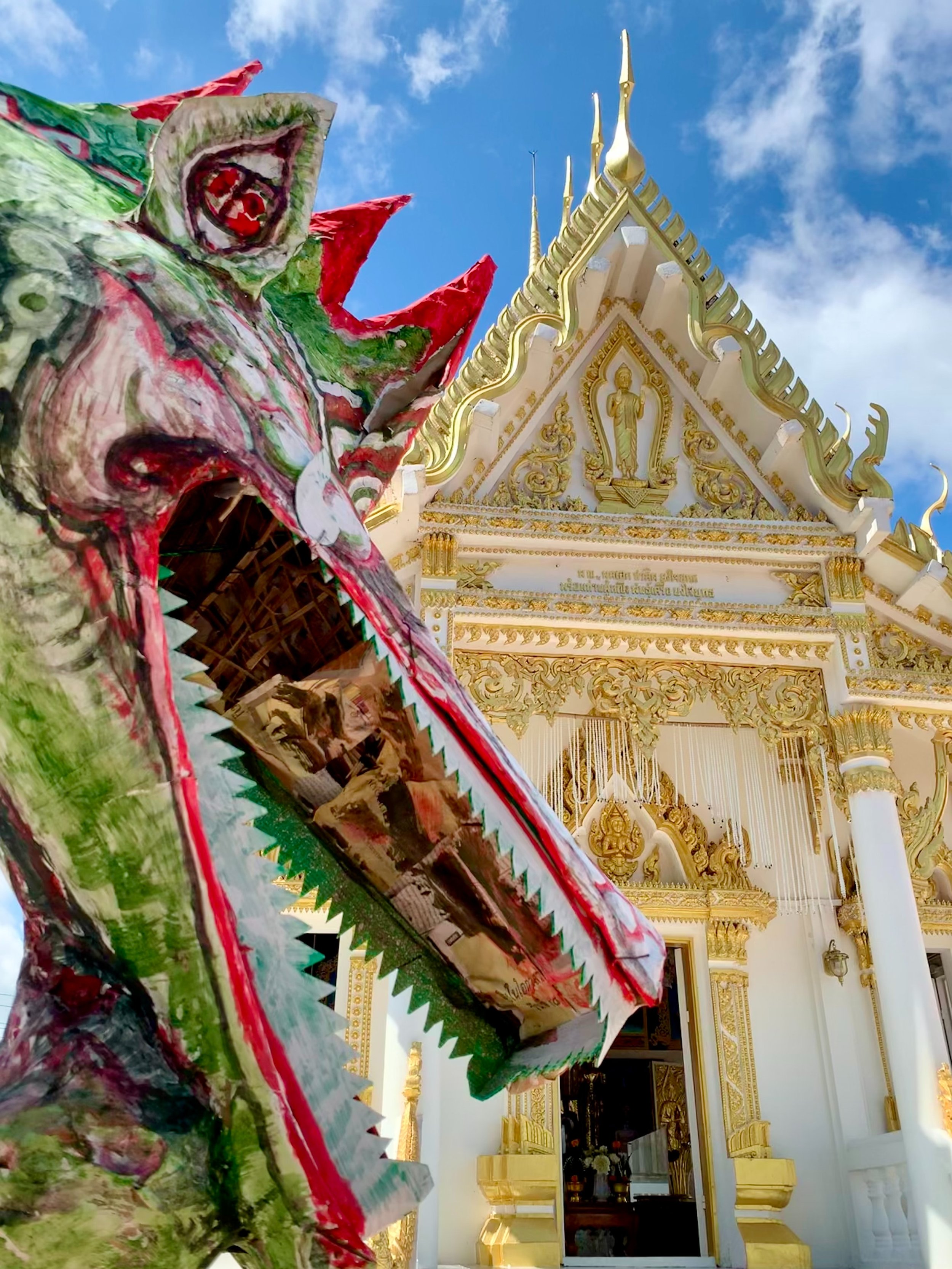 A dragon statue in front of a Thai temple.jpg