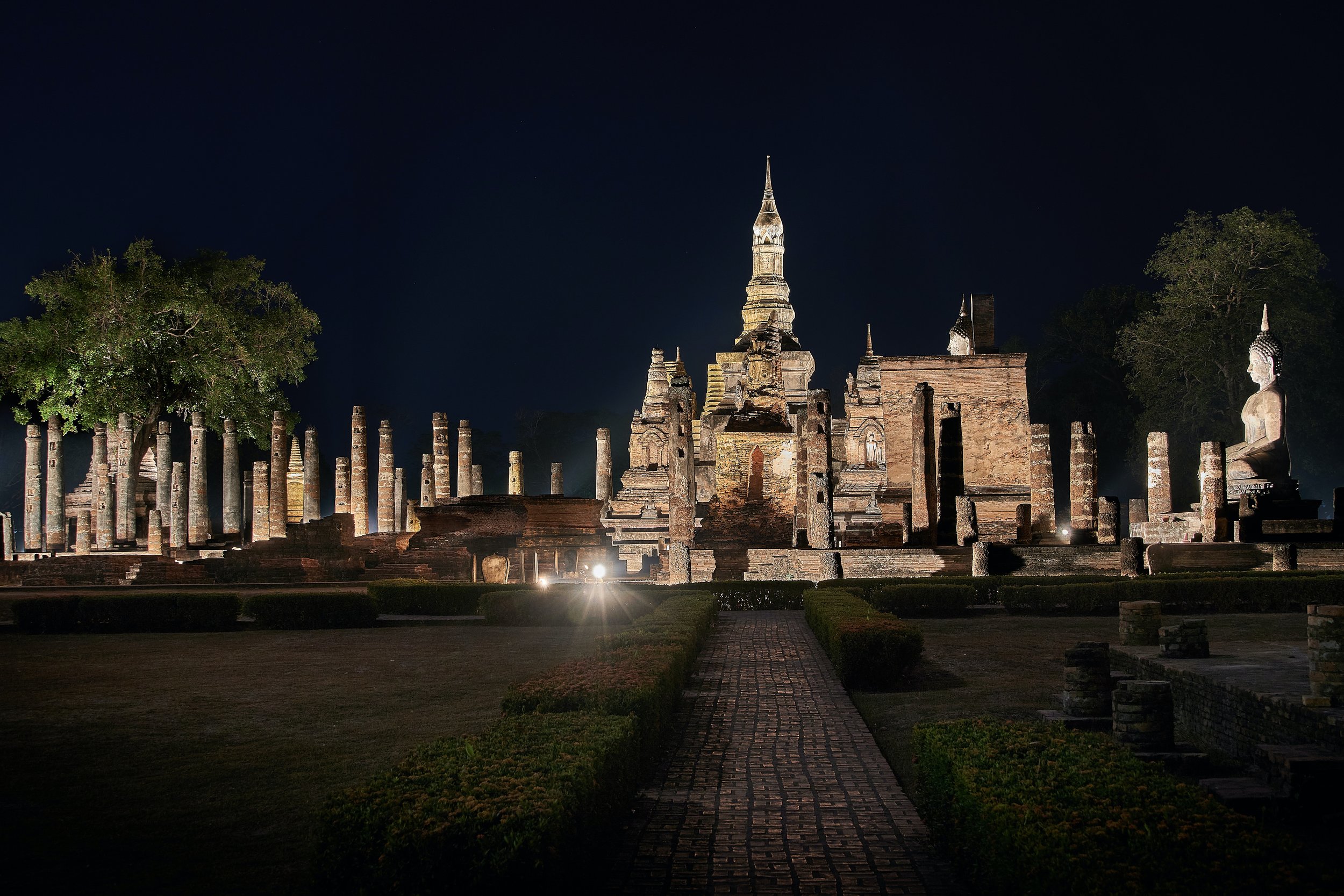 Sukhothai Historical Park at night a UNESCO World Heritage Site.jpg