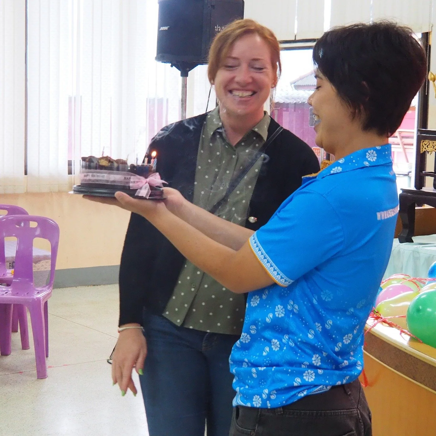 What a heartwarming surprise!

Our amazing students and staff at the English Camp pulled off the perfect birthday ambush for Teacher Yvette! From the big group smiles to the cake, everything came together to make her day extra special. The love and e