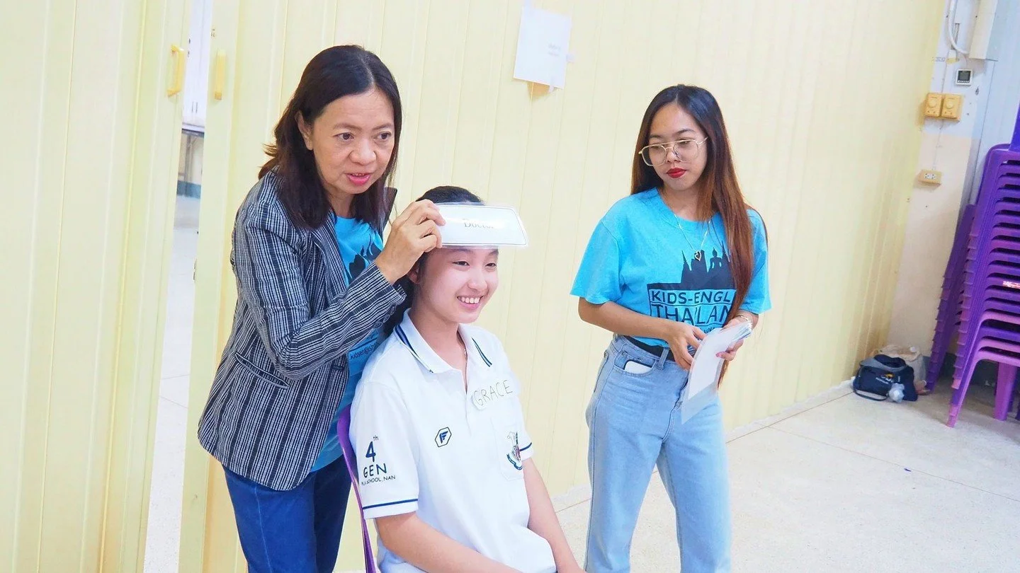 Fun and laughter all around at English Camp with the classic "What's on My Head?" game! 

Teacher Nellie had our students in stitches as they tried to guess the words on their foreheads&mdash;from "Doctor" to "Taking a selfie