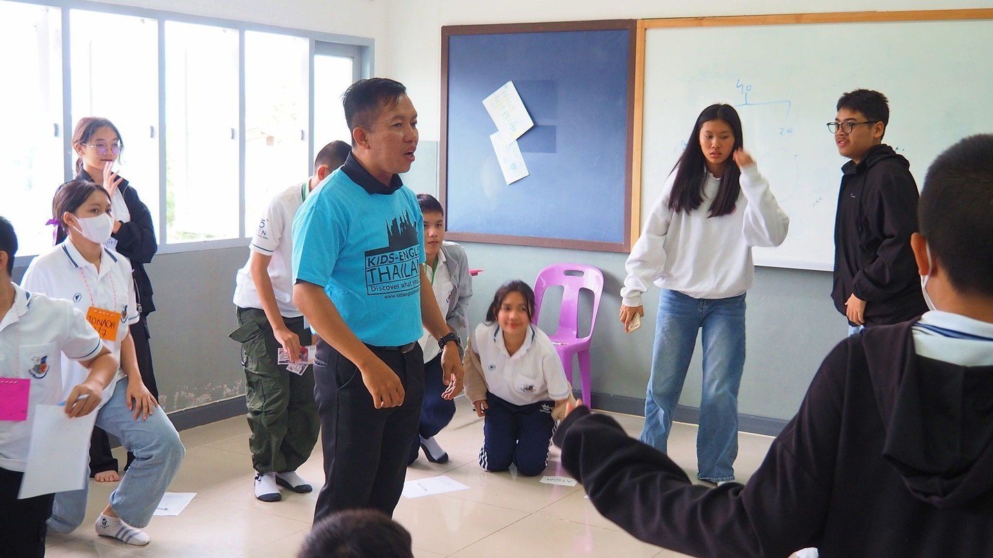 Spelling Bee action at English Camp! 

Teacher Rene is in the spotlight, guiding our focused students through rounds of Easy, Medium, and Hard words&mdash;from "hospital" and "important" to "jacket" and "favorite&qu