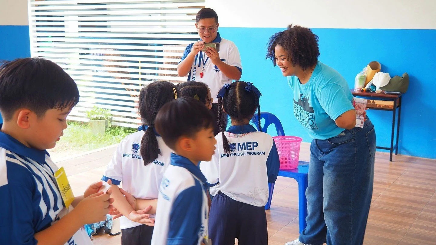 Fun and learning go hand in hand at Kids English Thailand! 

Look at this joyful moment from our class &ndash; Teacher Requal bringing big smiles and positive energy as always!  Our little learners are fully engaged, practicing their English with ent