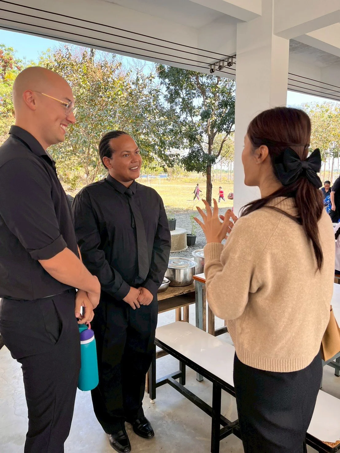 KET teachers are having a talk with a Phetchabun Thai teacher.jpg