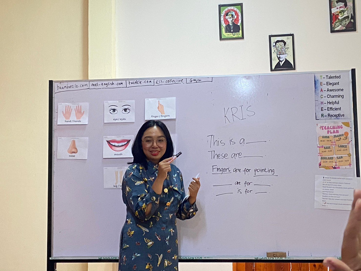 Teacher Thaís - English Classes