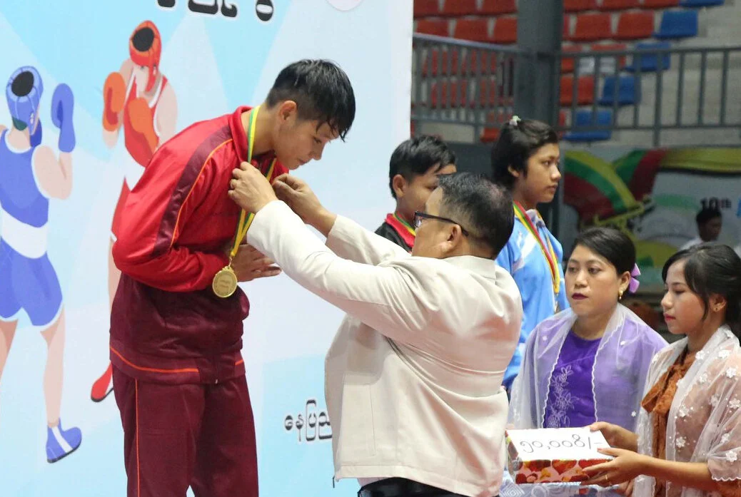 Kay Thwe Nyein receives her boxing gold medal.
