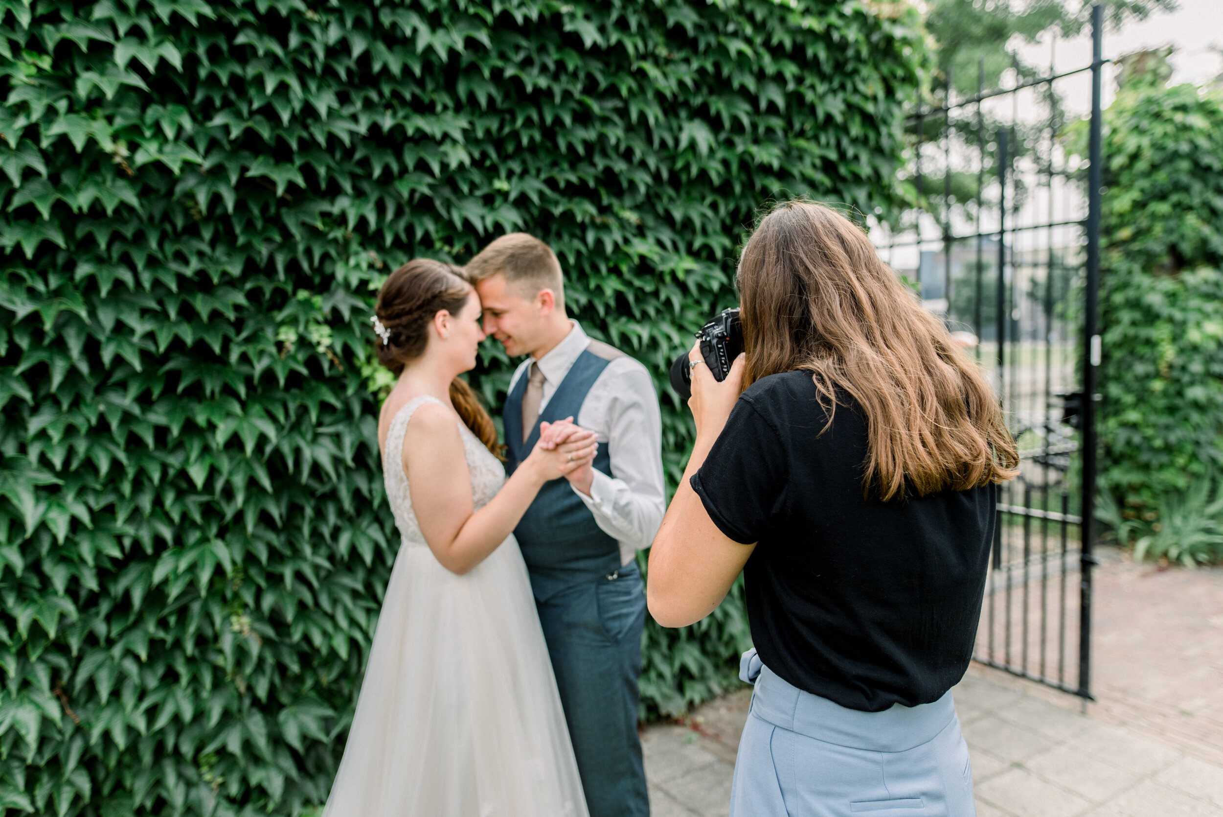 Oprecht Handboek Discreet Wat trek je aan tijdens het fotograferen van een bruiloft? — Love on the  rocks