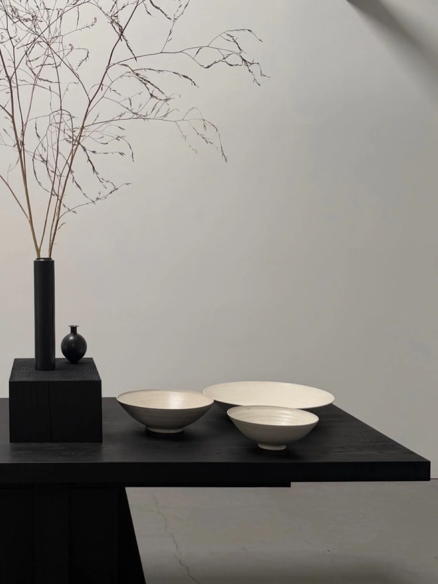 A collection of serving bowls I made for the @nicoleholliscollection currently on display in San Francisco, California.

Photo @chachaoravec