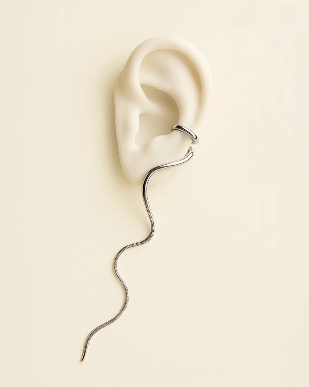 Living geometry.
#Amarlibre #LivingGeometry #Mecarola #WearableArt #ContemporaryJewelry #DesignStatement #EuropeanDesign #MinimalLuxury #SculpturalJewelry #JewelryAsArt #ModernElegance