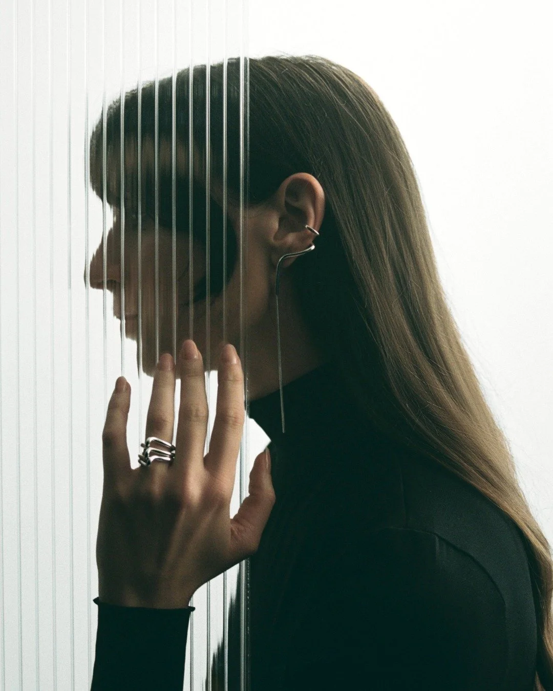 Living geometry, sculpted in silver.
AMARLIBRE — in collaboration with @oximoron.es
Dirección y Fotografía @estergmera . Modelo @aarrrnnii 
#Amarlibre #AmarlibreStudio #LivingGeometry #ContemporaryJewelry #SculpturalJewelry #Minim