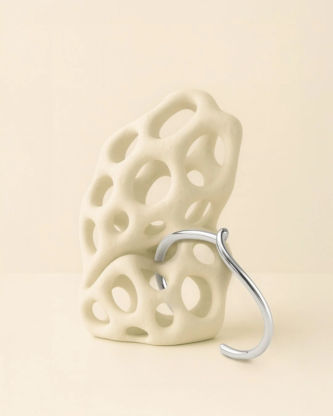 Between body and sculpture.
#amarlibrestudio #sculpturaljewelry #contemporarycraft #barcelonadesign #slowgold