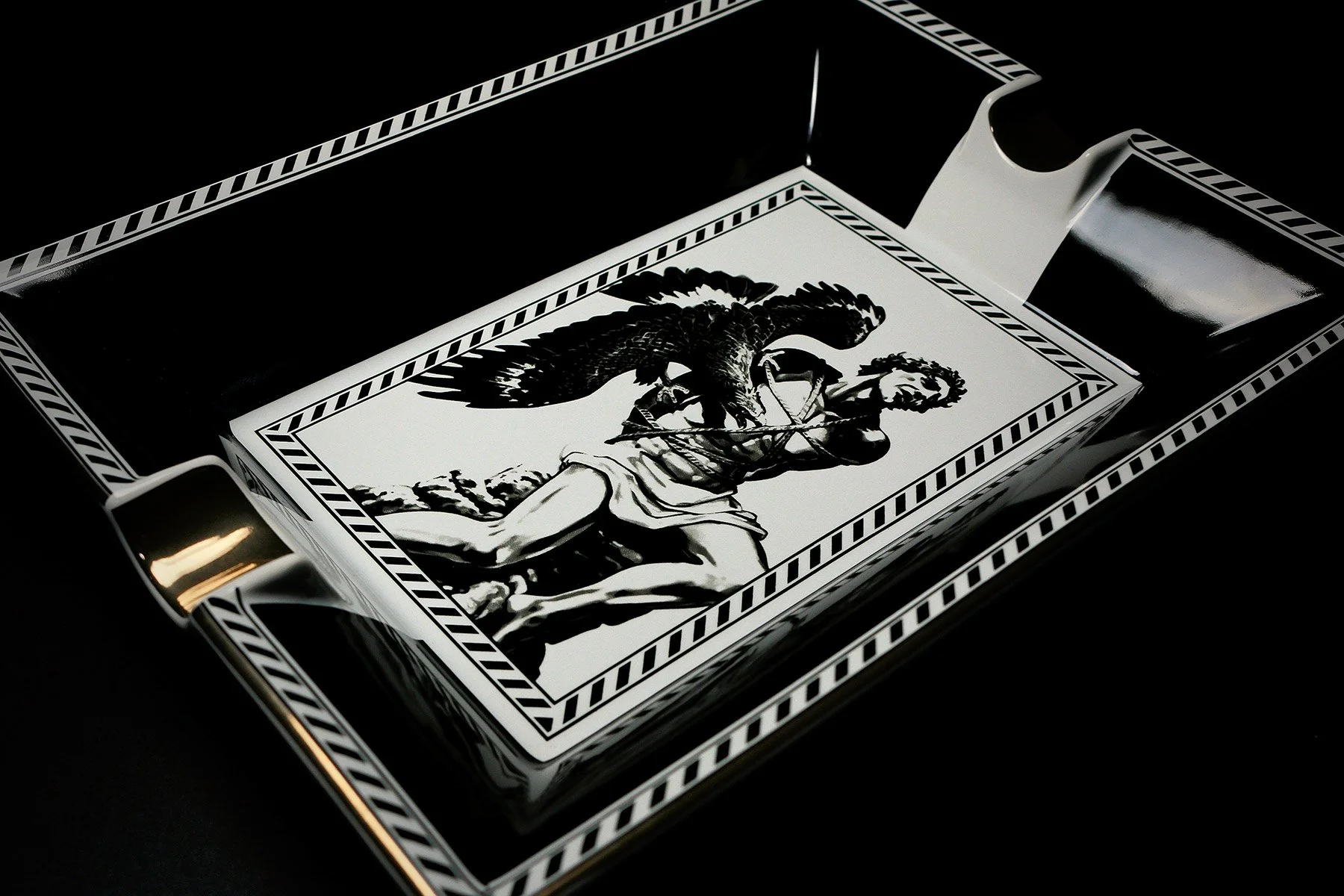 prometheus-ashtray-black-and-white-stripes-5f.jpg