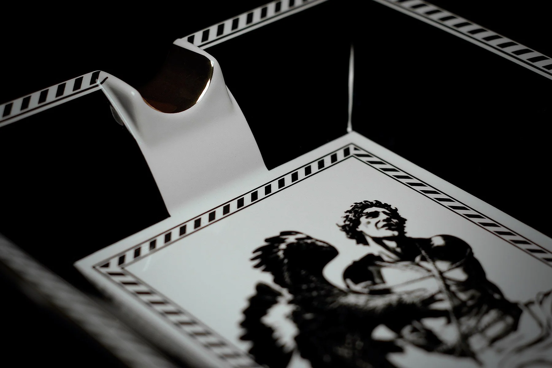 prometheus-ashtray-black-and-white-stripes-6f.jpg