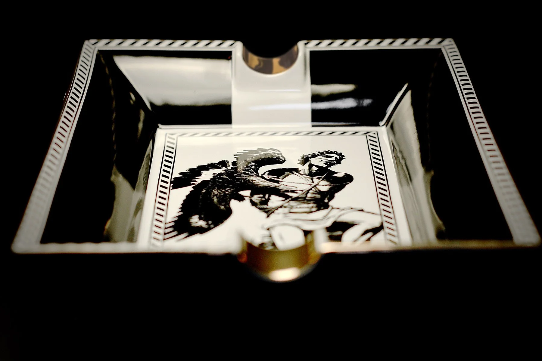 prometheus-ashtray-black-and-white-stripes-4f.jpg