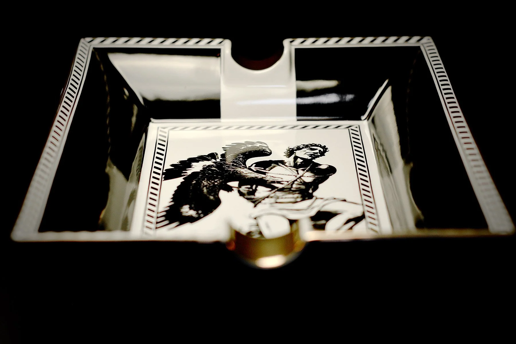 prometheus-ashtray-black-and-white-stripes-4f.jpg