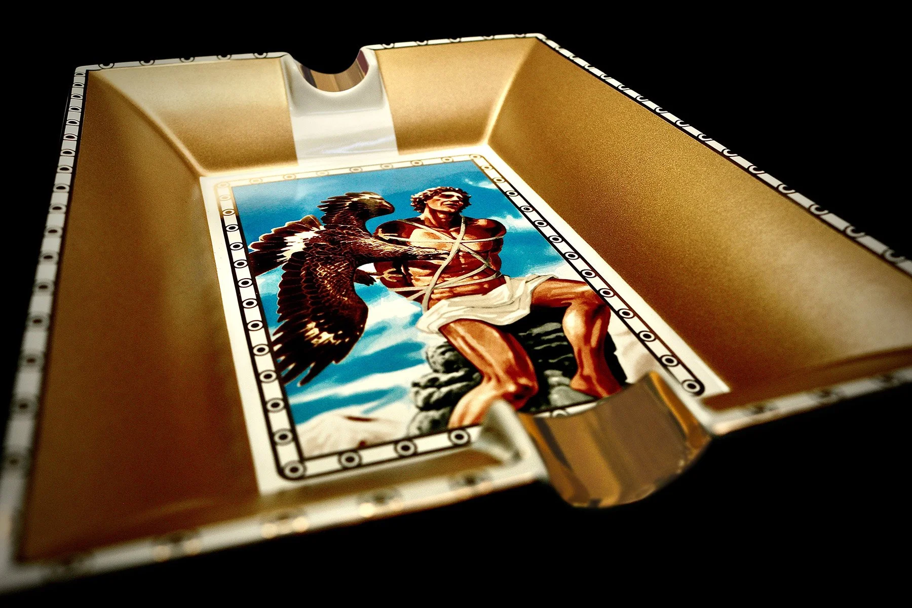 prometheus-ashtray-gold-matte-4f.jpg