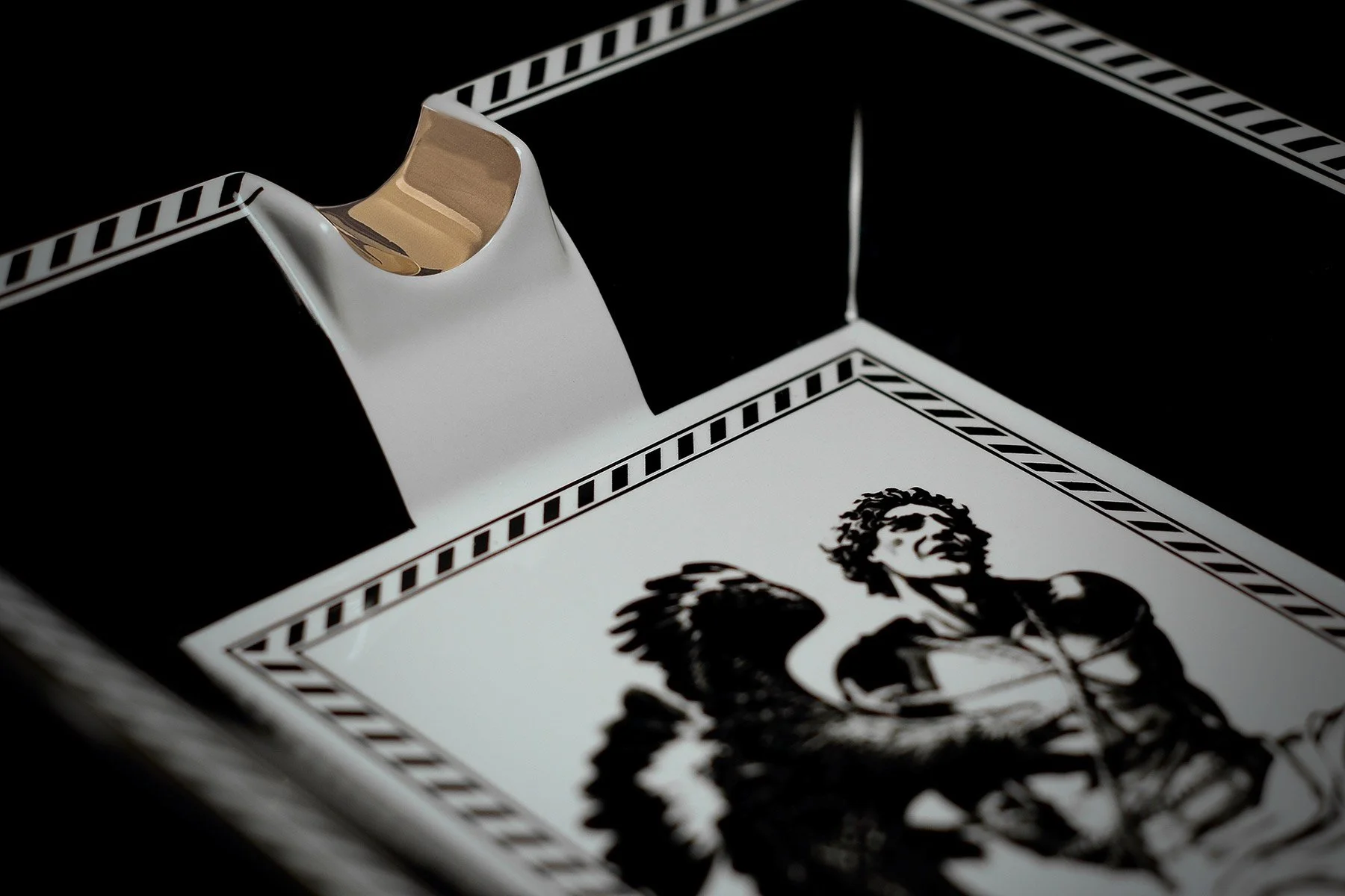prometheus-ashtray-black-and-white-stripes-6f.jpg