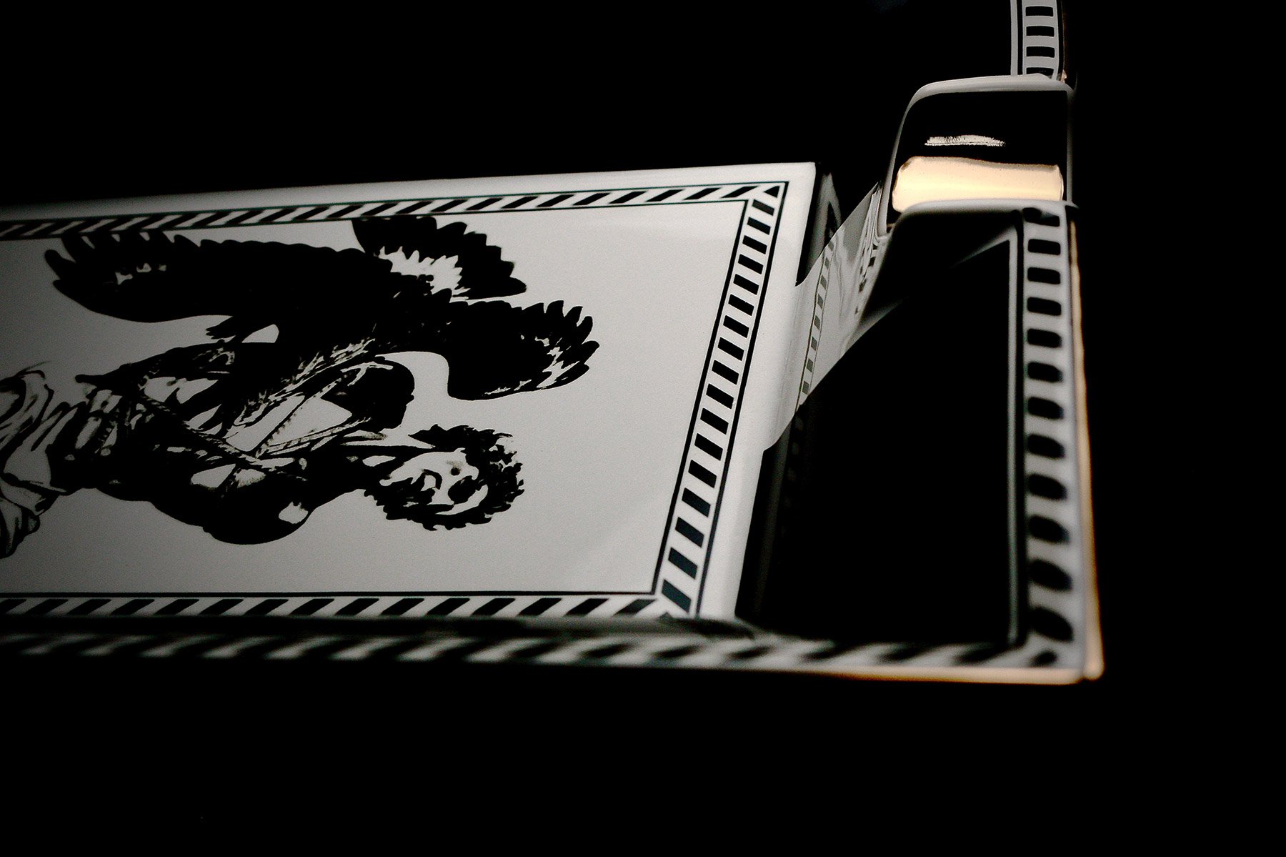 prometheus-ashtray-black-and-white-stripes-3f.jpg