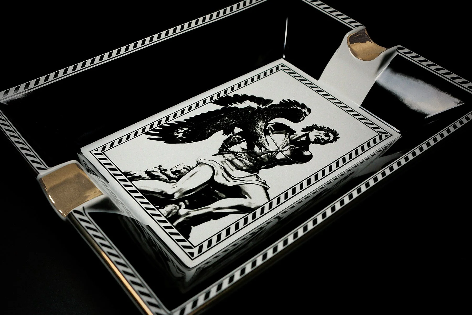 prometheus-ashtray-black-and-white-stripes-5f.jpg