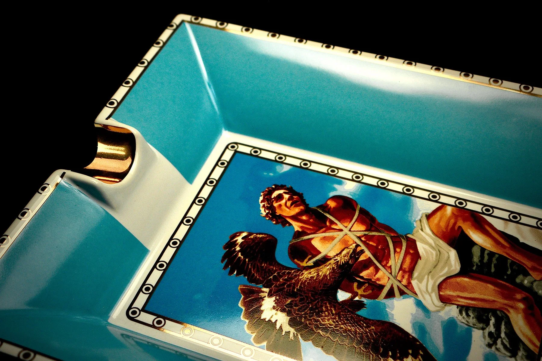 prometheus-ashtray-light-blue-3f.jpg