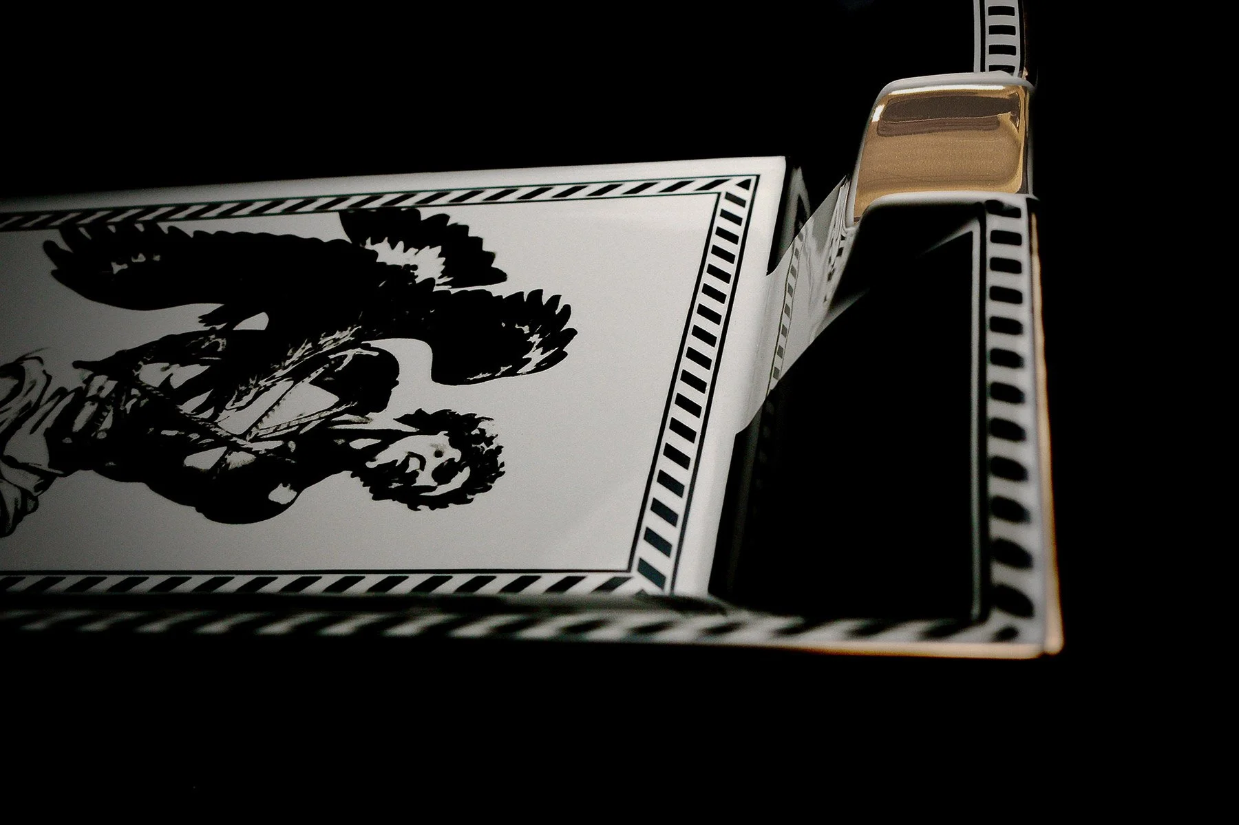prometheus-ashtray-black-and-white-stripes-3f.jpg