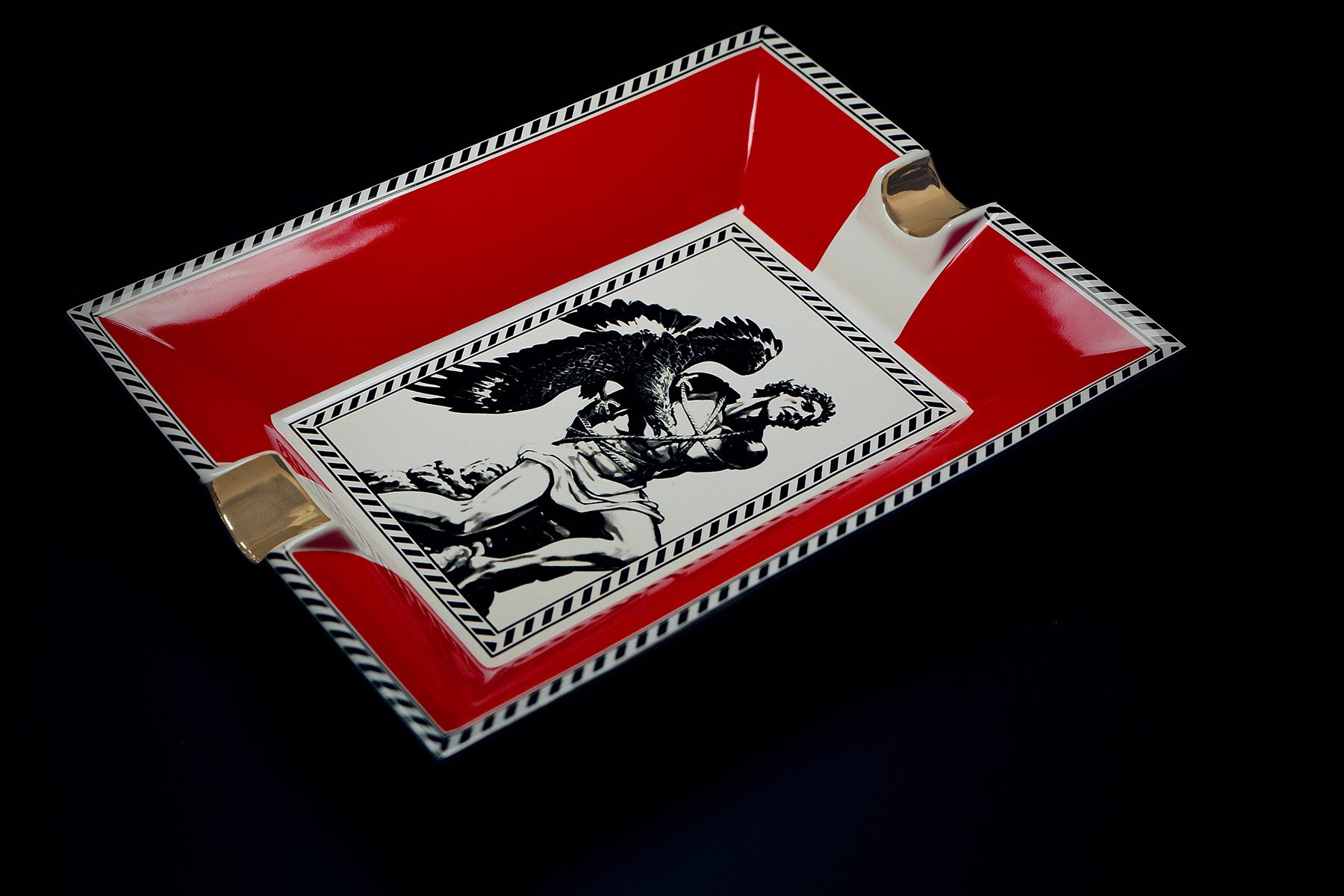 prometheus-ashtray-black-white-and-red-3f.jpg