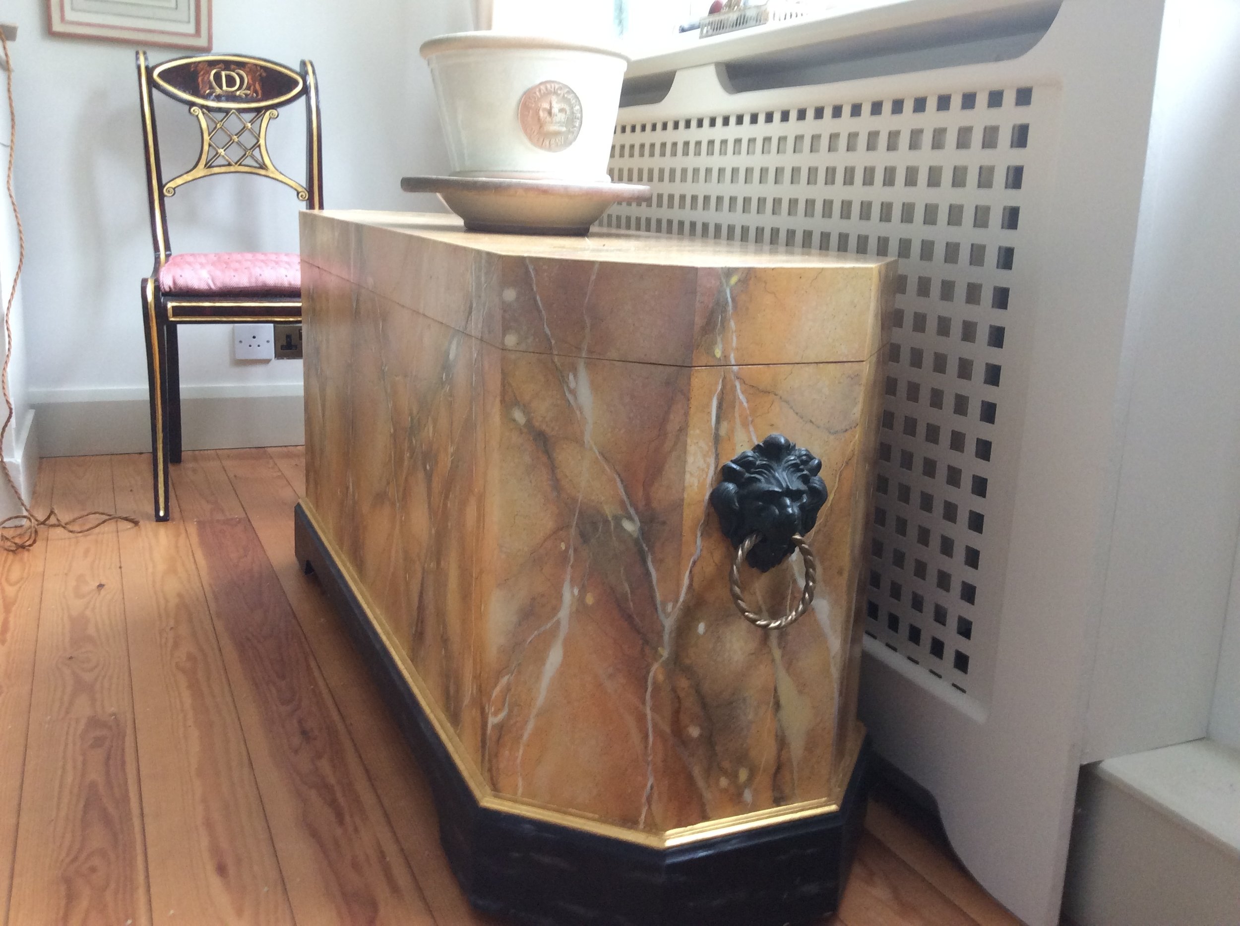  Cellarette, marbled, with set of chairs, lacquered and gold-leaf. 