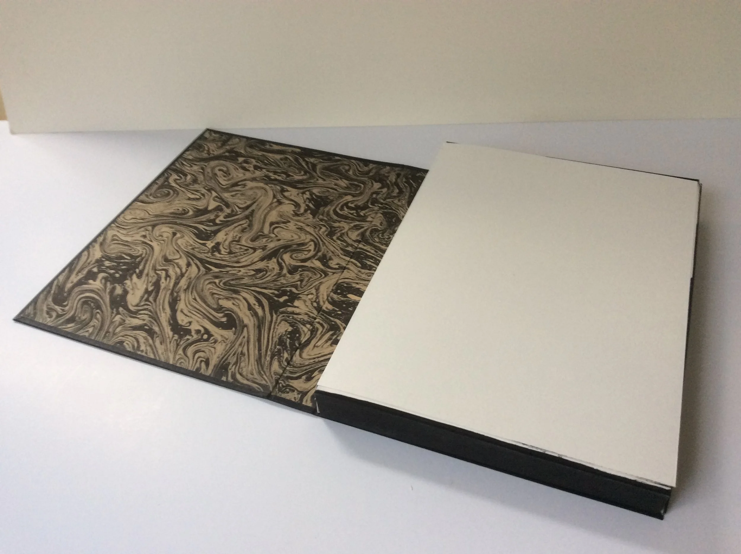  Folio cases made to measure for loose items. 