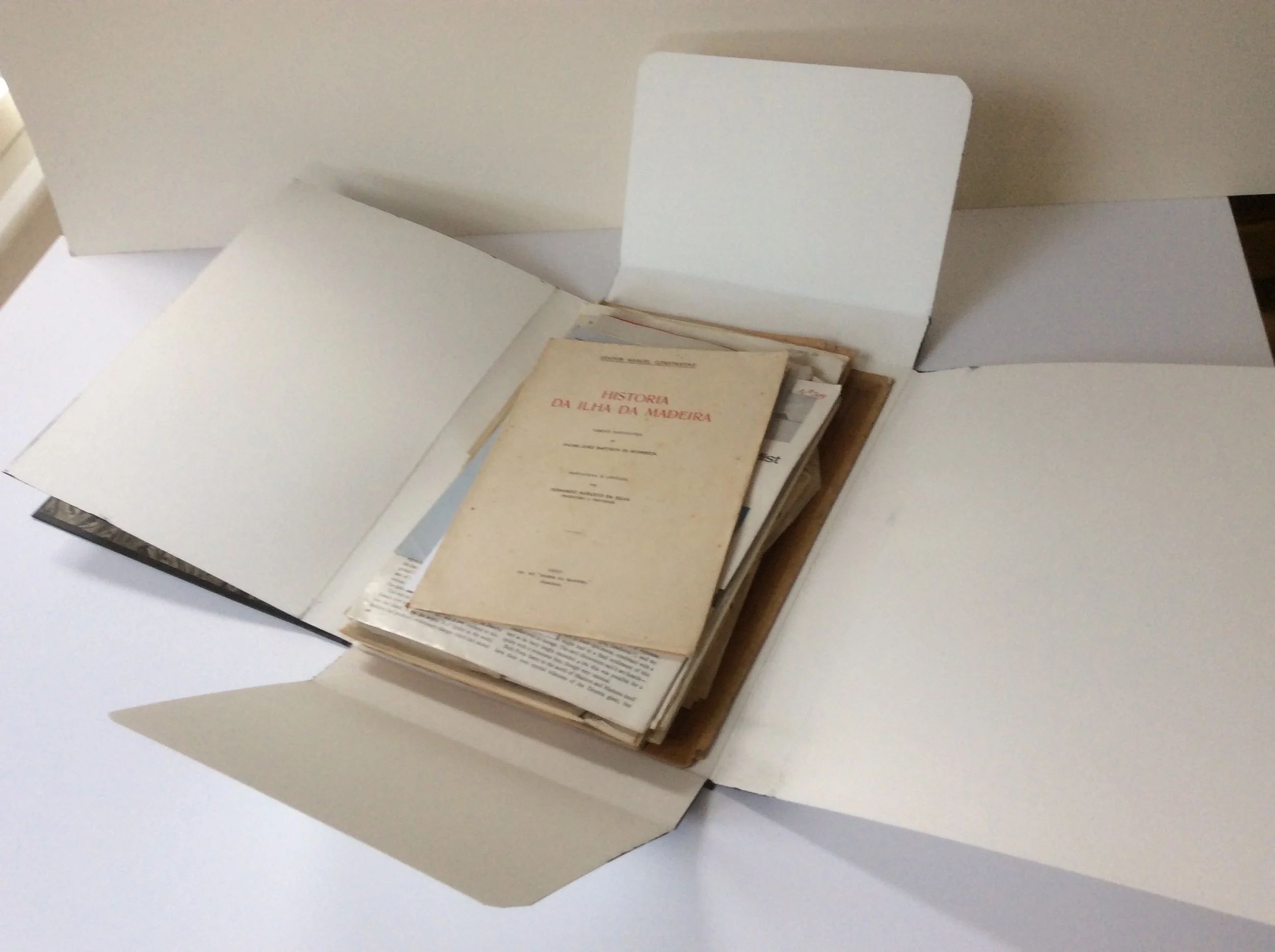  Folio cases made to measure for loose items. 