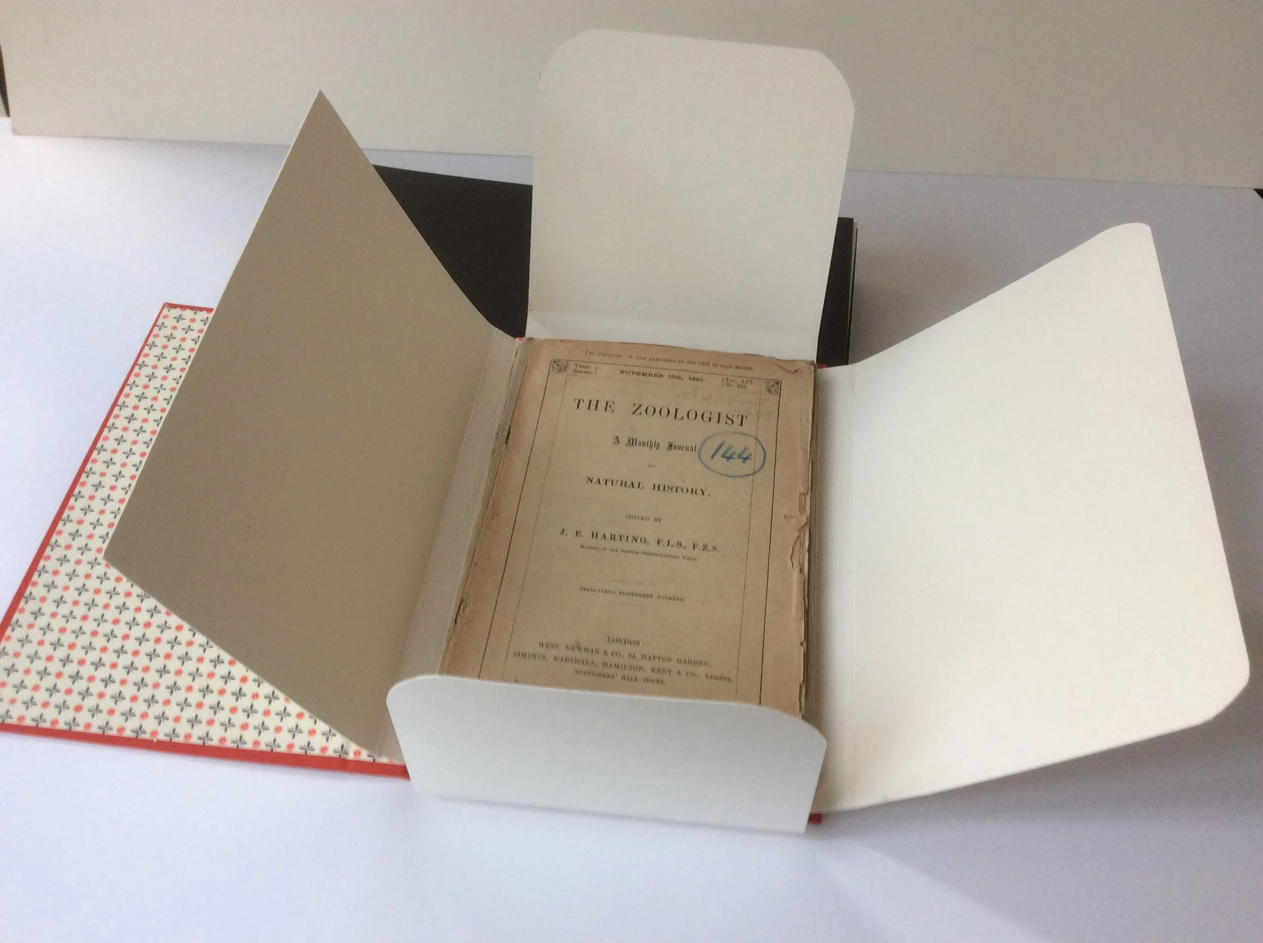  Folio cases made to measure for loose items. 