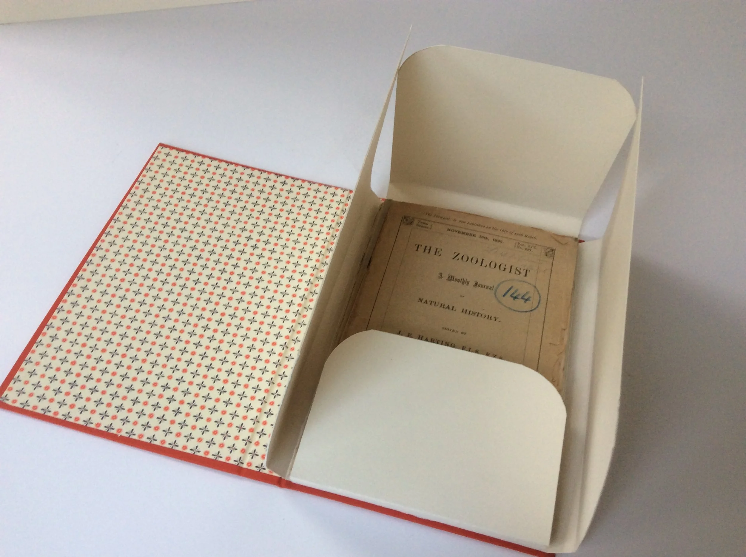  Folio cases made to measure for loose items. 