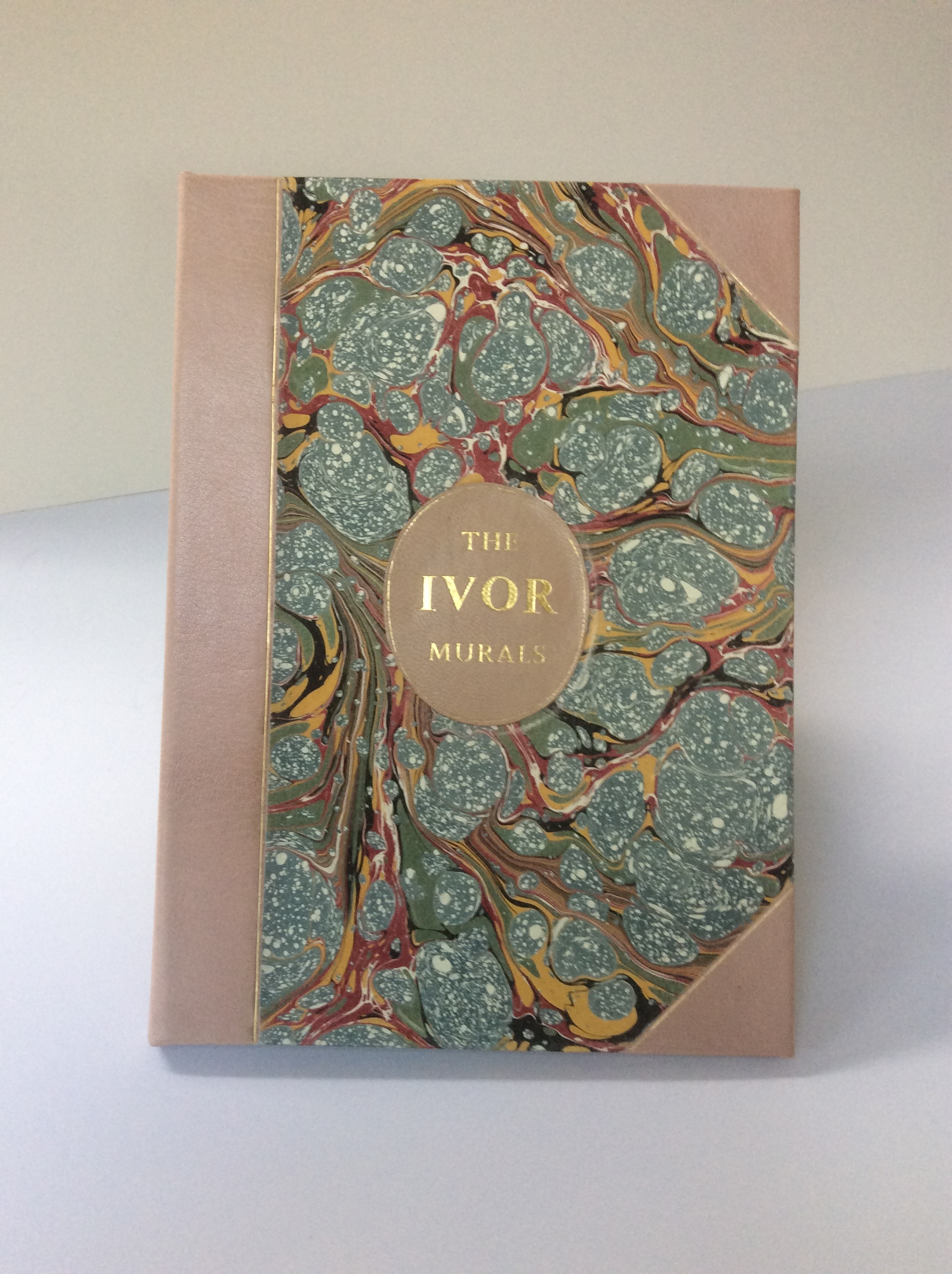  Folio cases made to measure for loose items. 