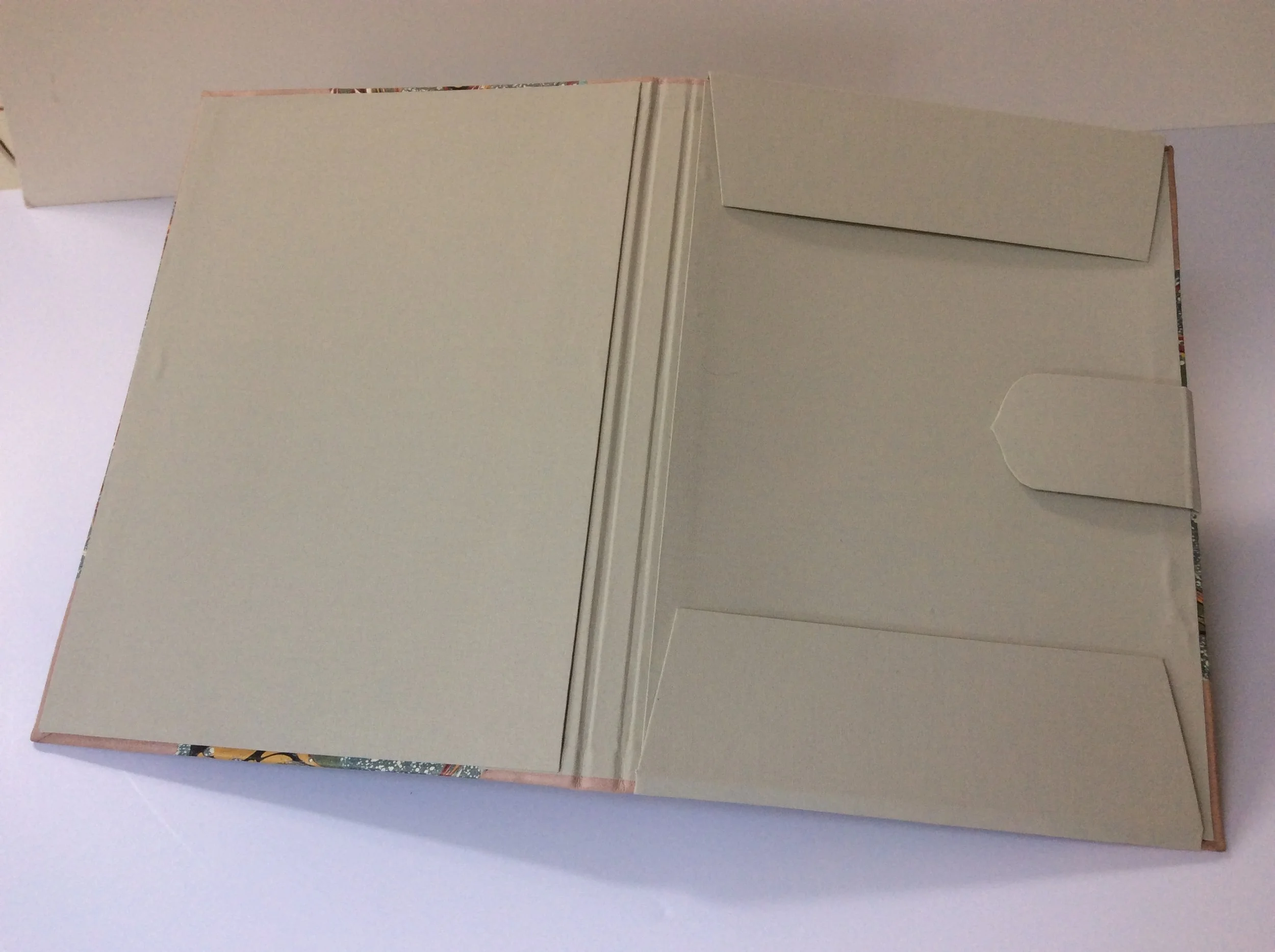  Folio cases made to measure for loose items. 