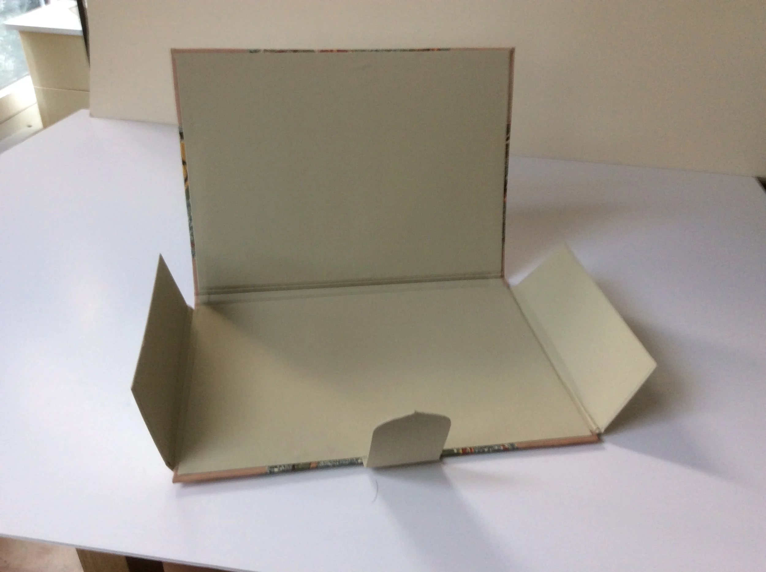  Folio cases made to measure for loose items. 