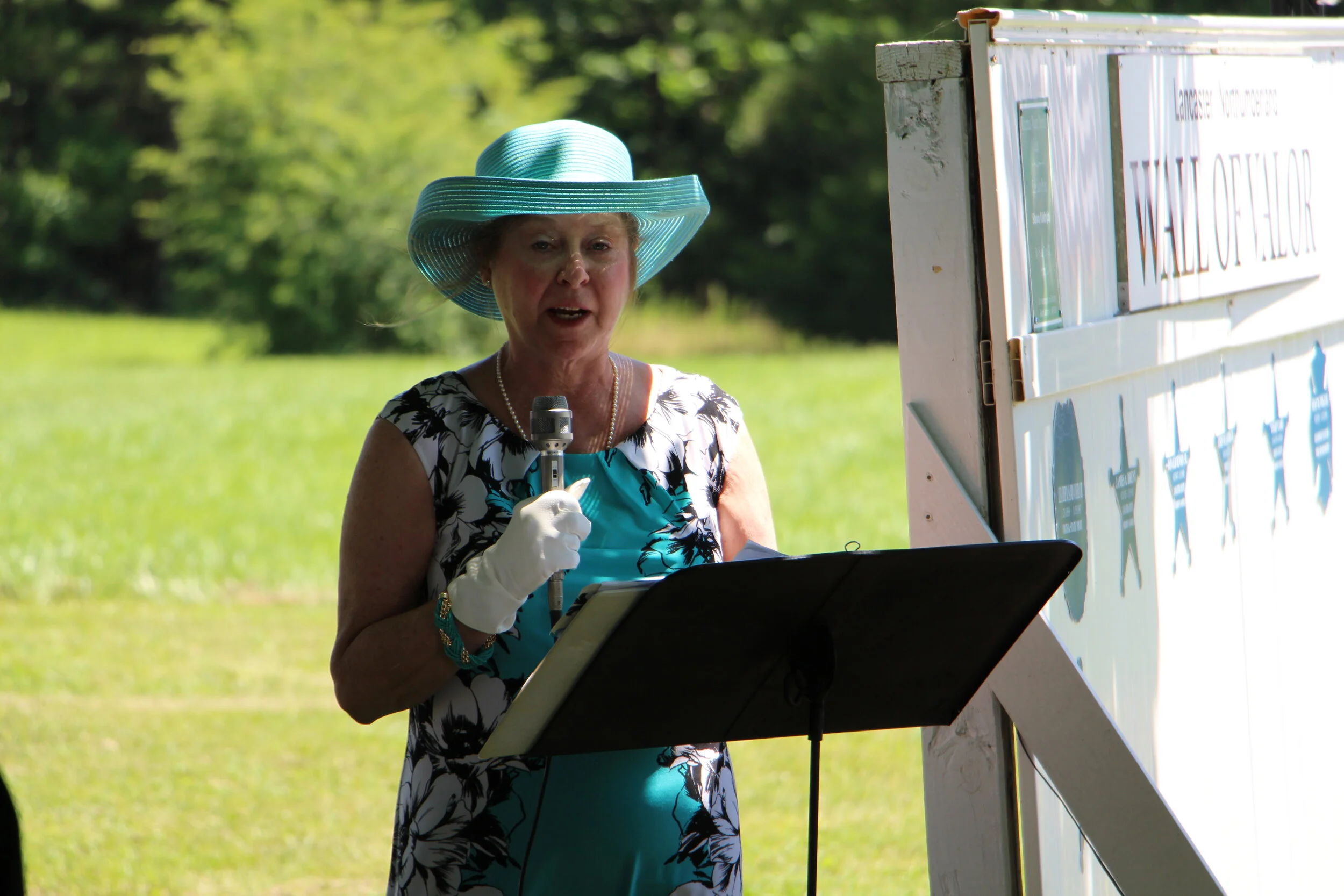_Betty giving the Meaning of the Flowers.JPG