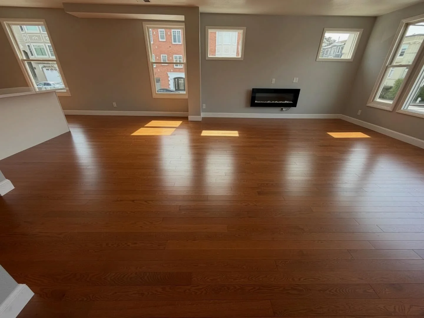 Just wrapped up a full hardwood installation in San Francisco - Reward Flooring prefinished solid red oak throughout the living room, kitchen, and staircase.
The warm cognac stain ties the whole home together, and the prefinished planks mean the clie