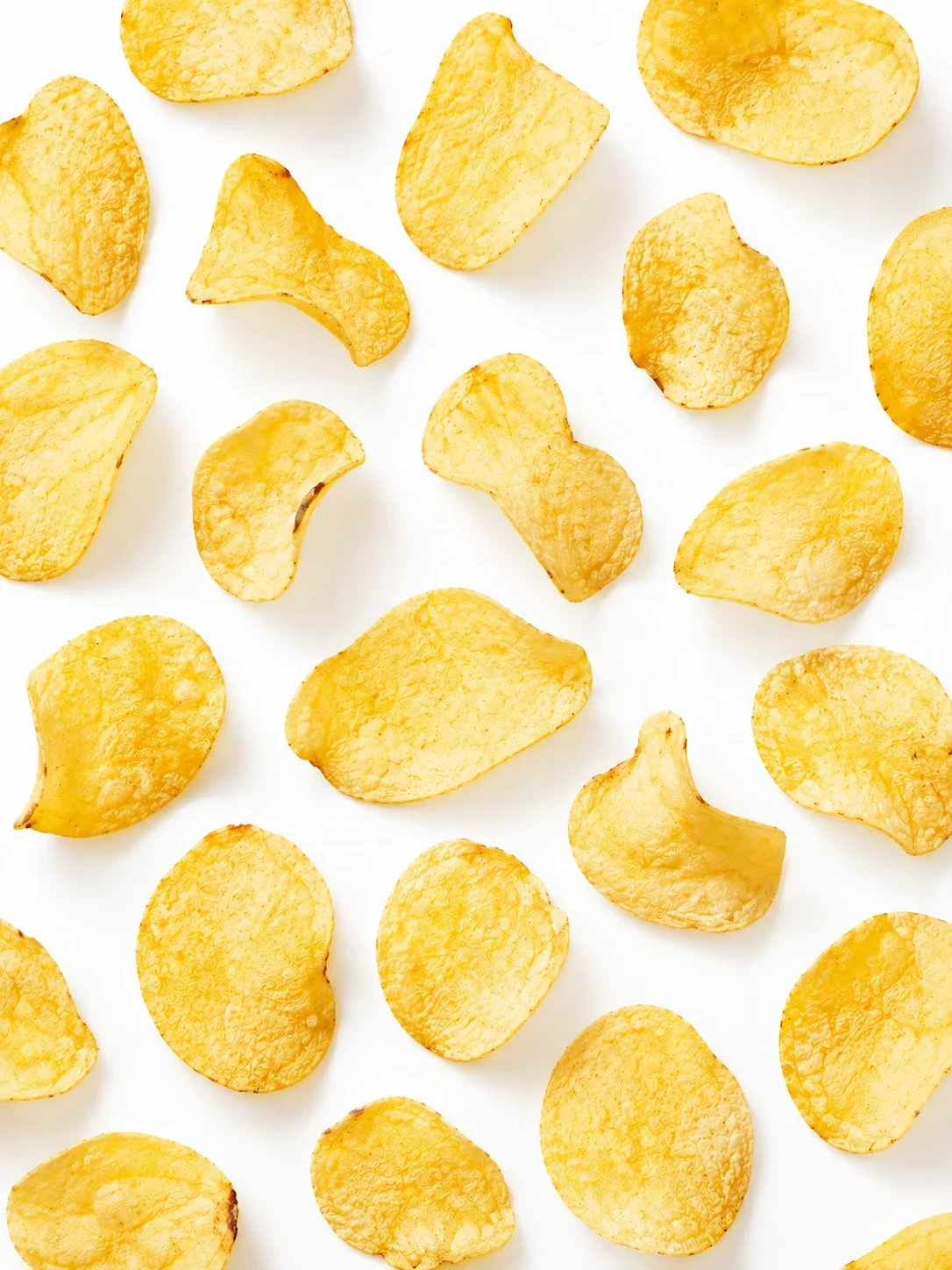 Rebanadas de patatas fritas sobre fondo blanco.
