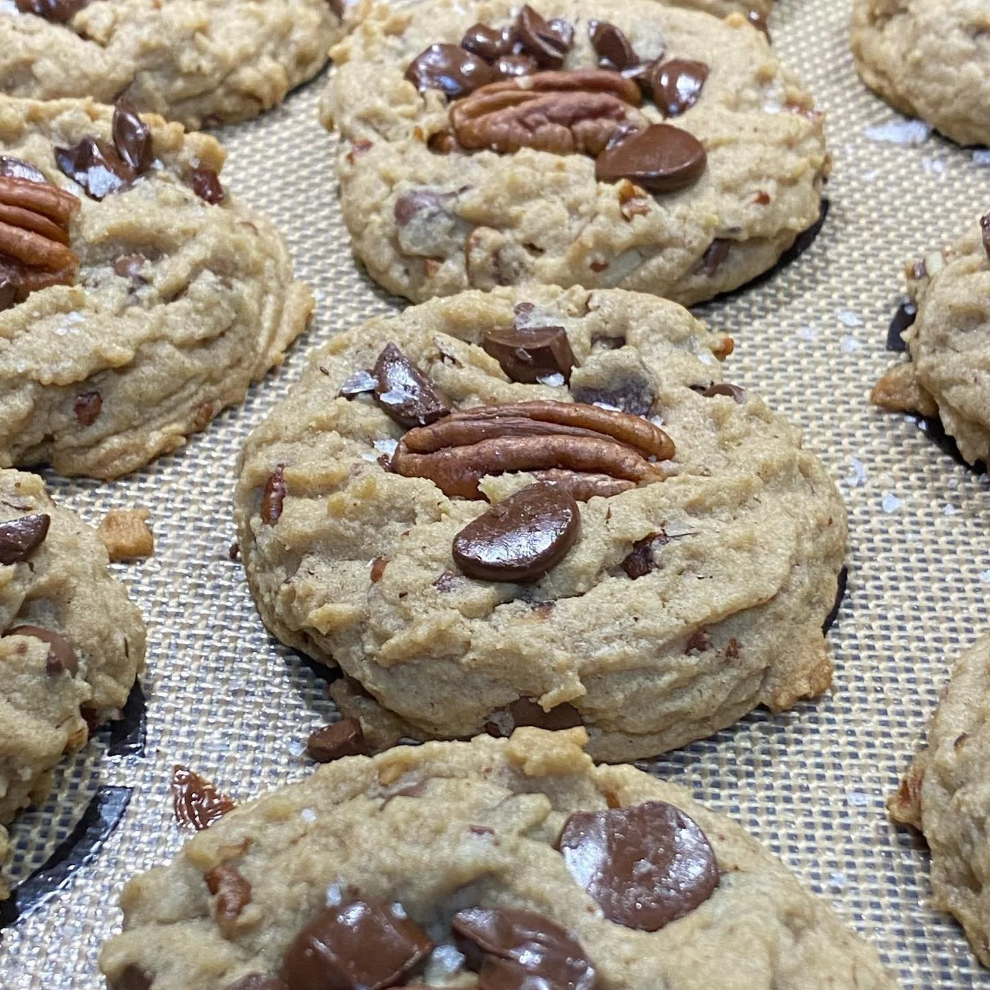 Brown Butter Bourbon Pecan Chocolate Chunk Cookies #privatecheffing #bakingfromscratch #easthamptoncaterer #easthamptonprivatedining #hamptonscaterer #hamptonsfood #hamptonsliving #hamptonslife #smallprivatedinners