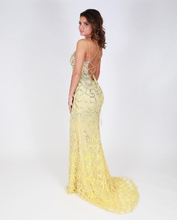 Let's hear it for the back of the dress 🤩💛👏 Style #5296