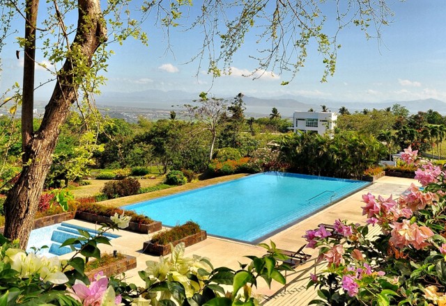 Ayala-Greenfield-Estates-Infinity-Pool-overlooking-Laguna-de-Bay.jpg