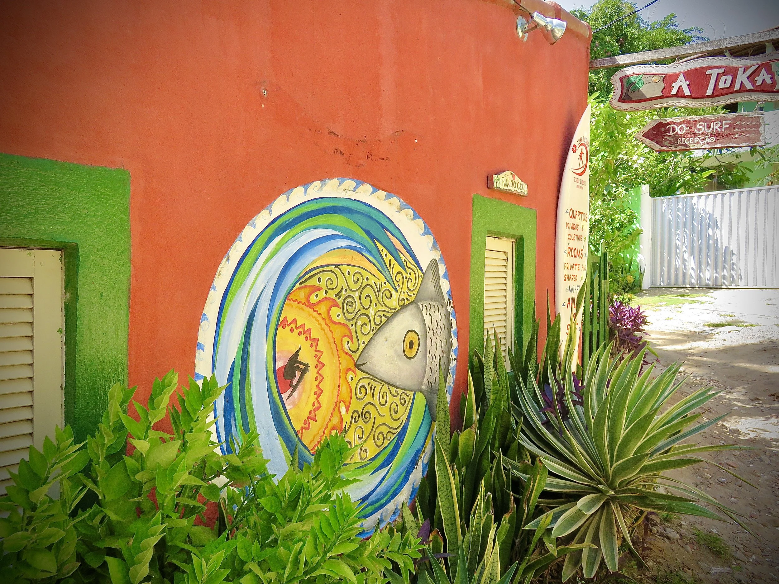 Mye kunst på husveggene.