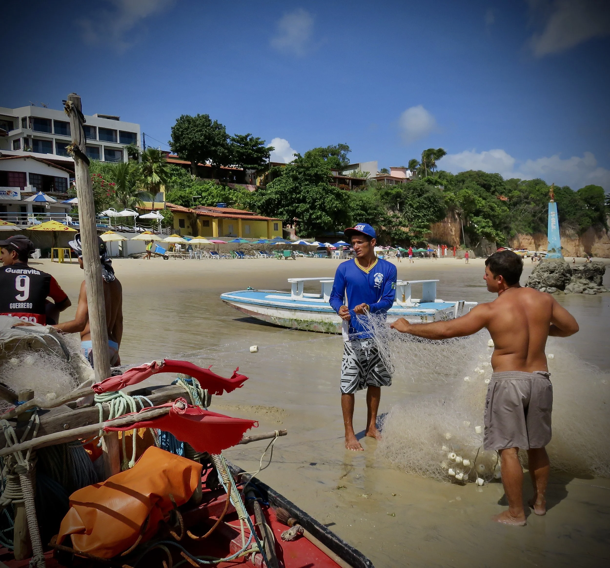 Fiskerne gjør klar redskapen til neste dag.