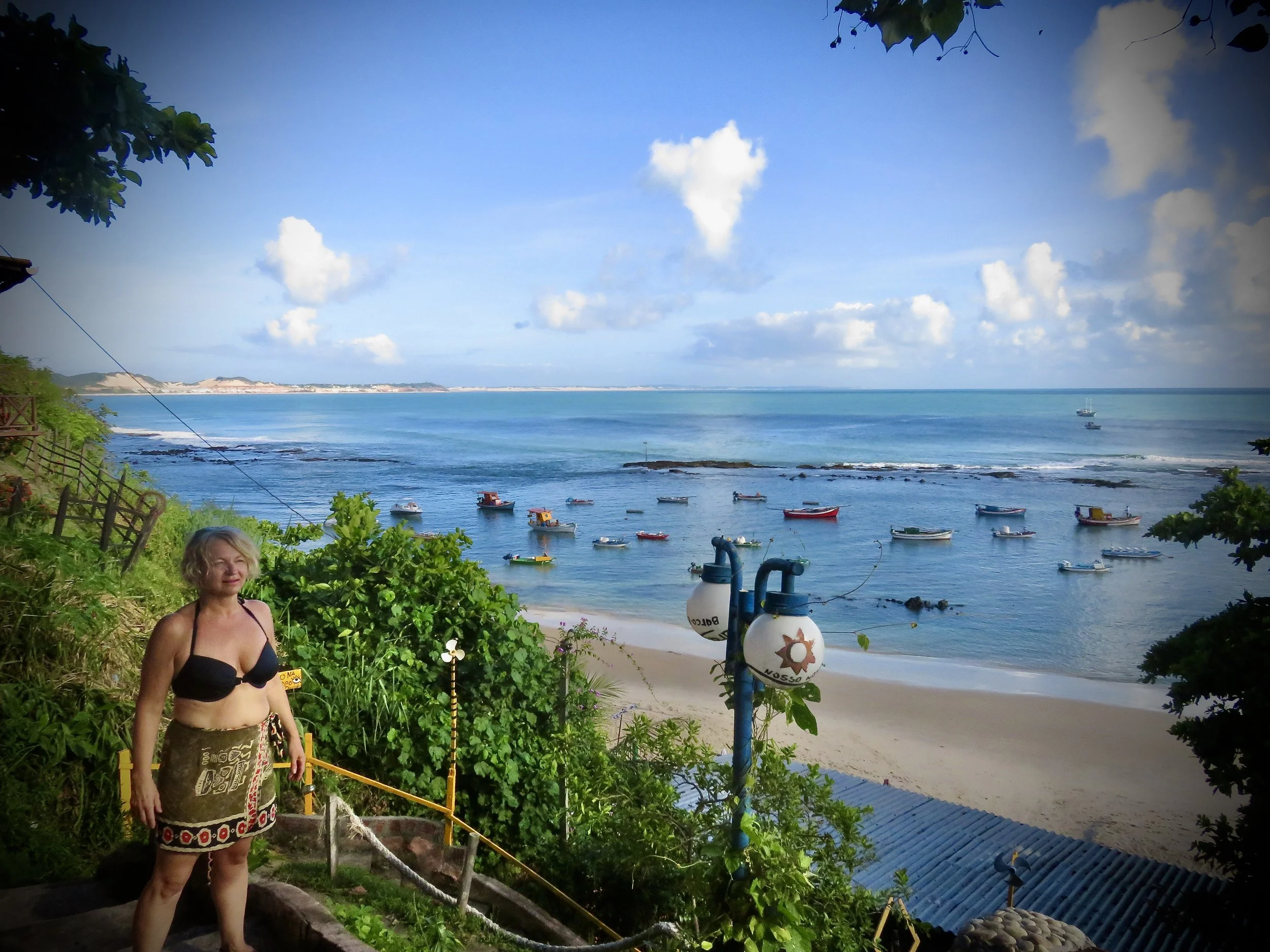 Siri skuer ut over badestrand og havnen.