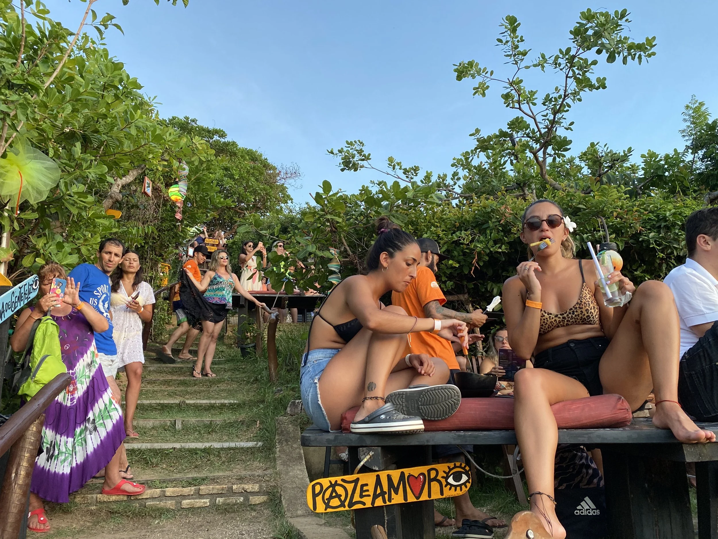 Mirante de Pipa - her nyter turistene og lokalbefolkningen solnedgangen.