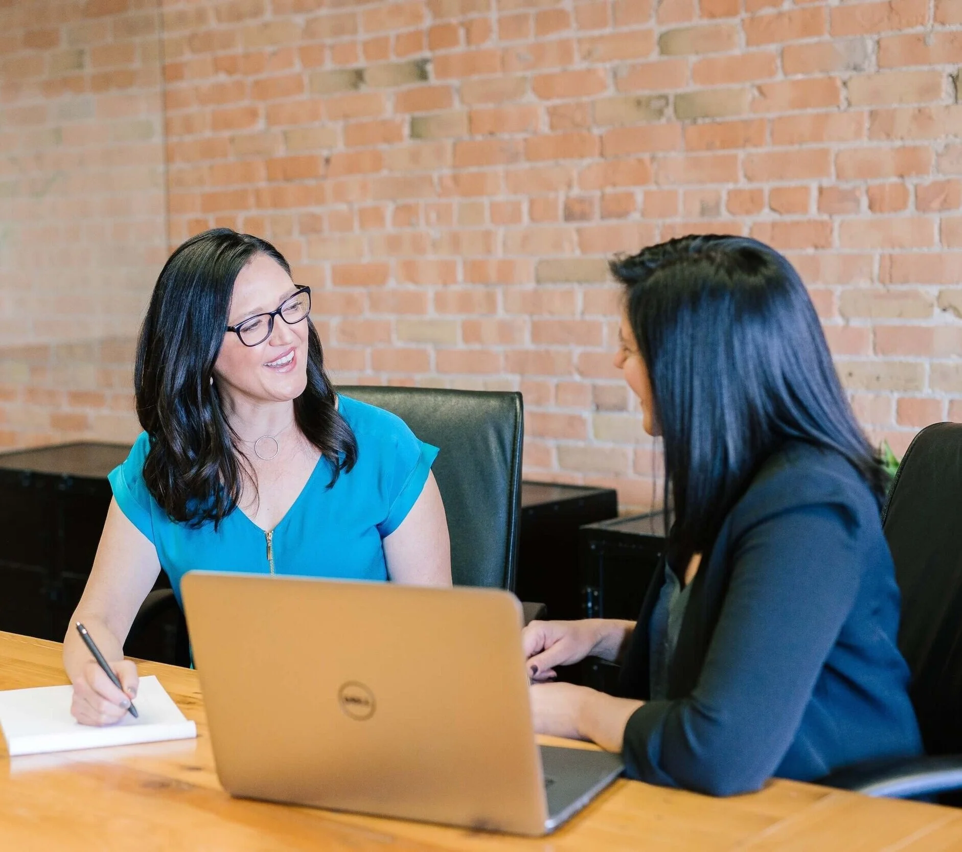 A manager gives feedback to her employee.