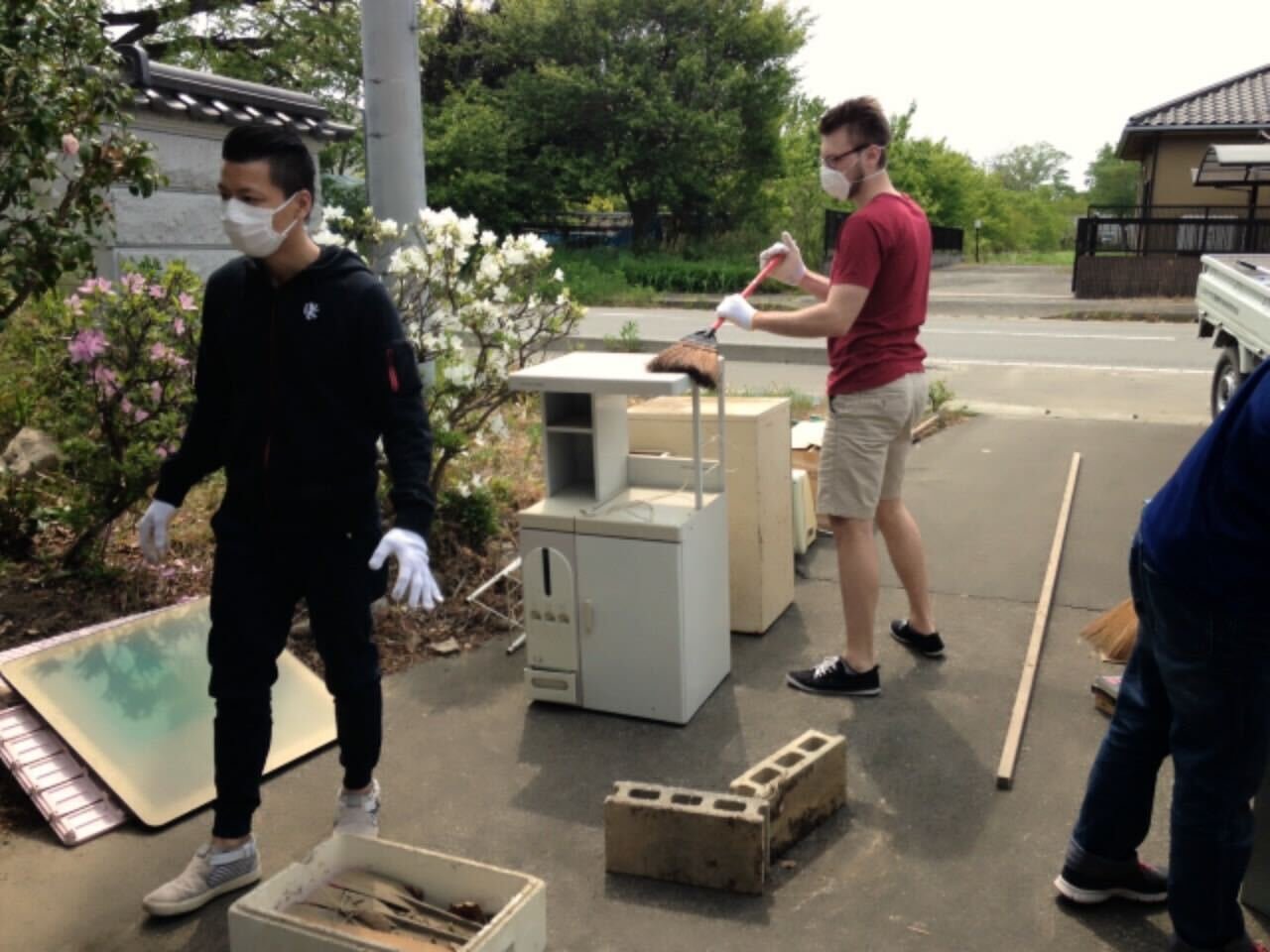 Volunteers from Attuned lending a hand in Tōhoku in 2015