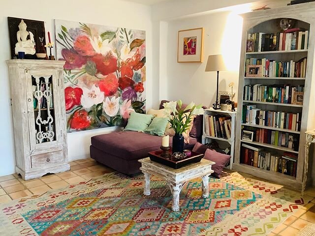 Fitting perfectly !!! Carpet from @lifestylemallorca ...just love these colors!! #artwork#artist#vivianborsani#interiors#decoration#lifestylemallorca#mallorcaisland#mallorcalife#