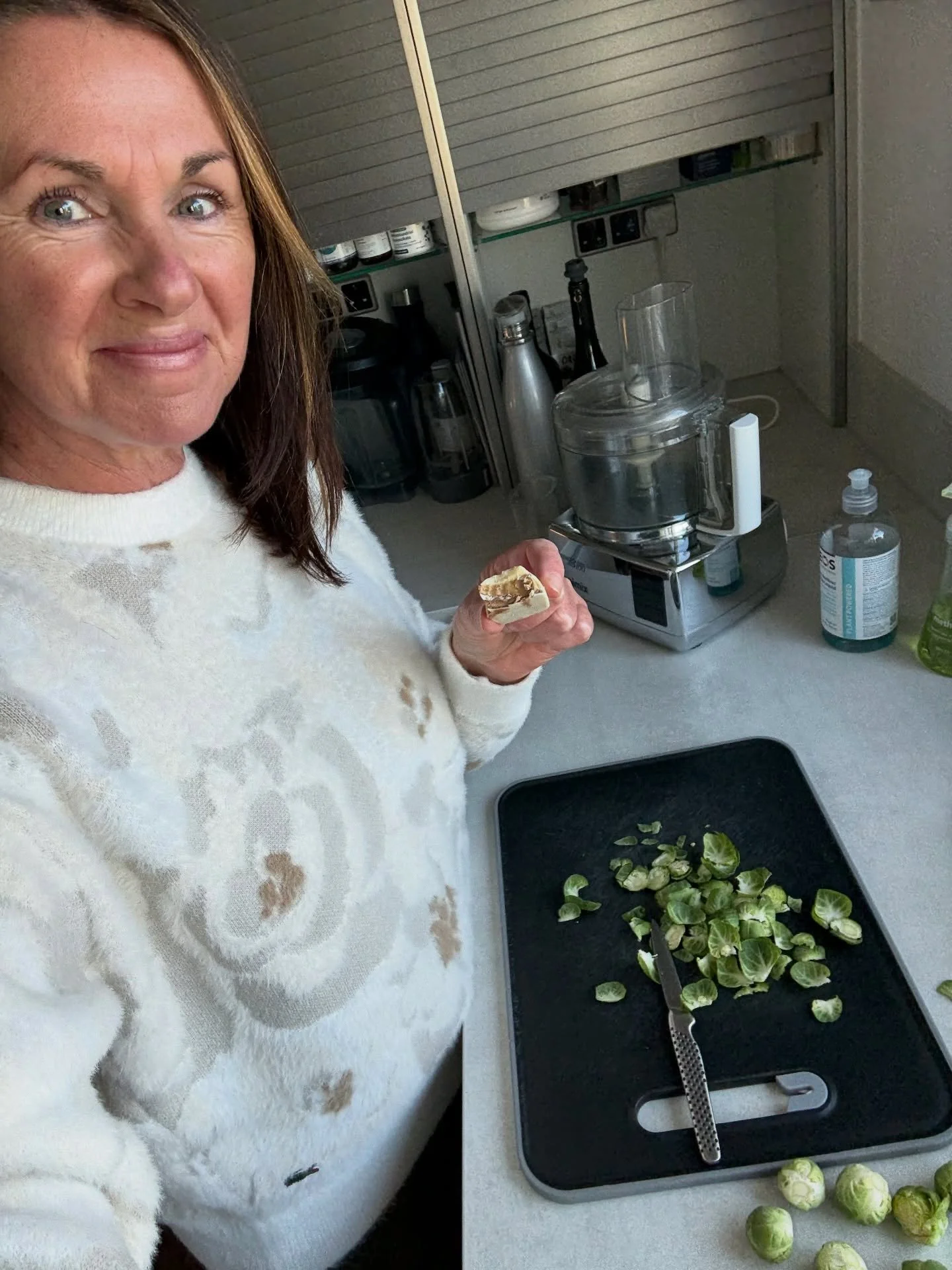 Christmas Day vibes 🎄
Favourite Leonidas fresh cream white chocolate in hand while prepping the sprouts - the only day this feels totally acceptable 😉

Happy Christmas Day everyone 🤍 ✨