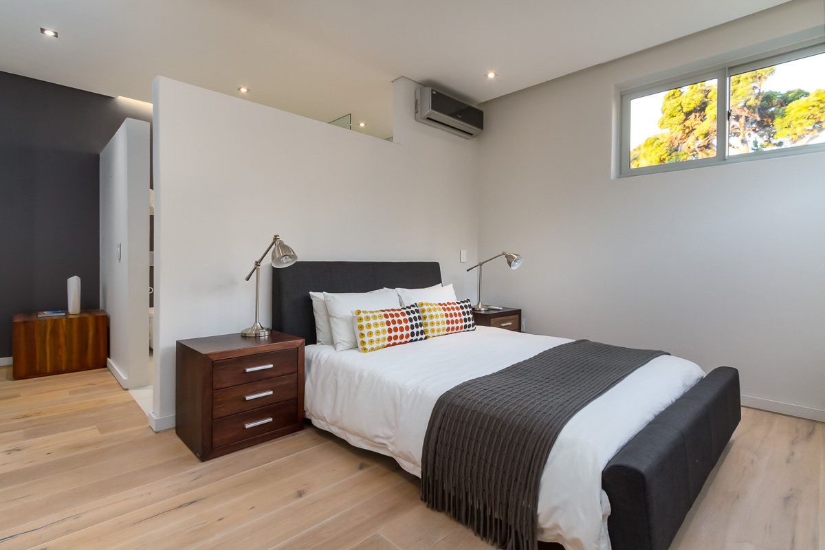 Cable Car Room with queen bed and en-suite bathroom with shower