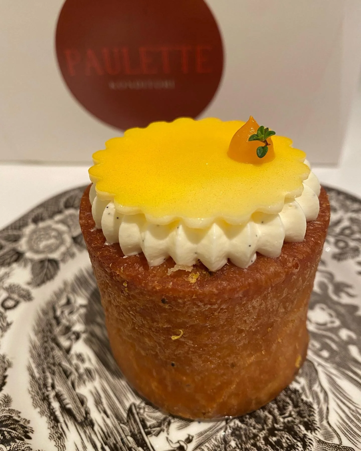 Jeg opdagede lige, at jeg aldrig fik postet om kagerne hos @paulette_konditori ! Big mistake… meget flot og shiny produktion, og forbavsende rimelige priser. Nogle af kagerne smagte suverænt - nogle af dem var mest bare smukke. Bes&oslas