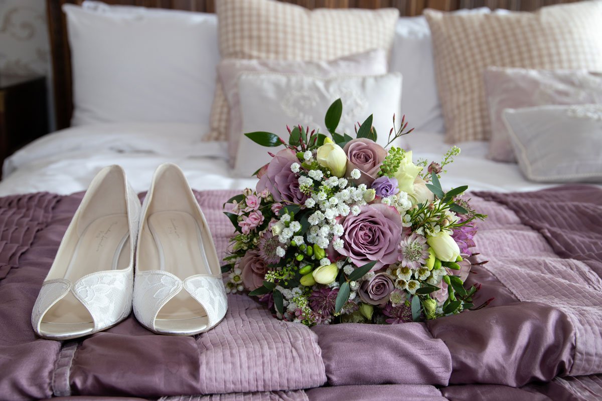 brides_shoes_and_bouquet.jpg